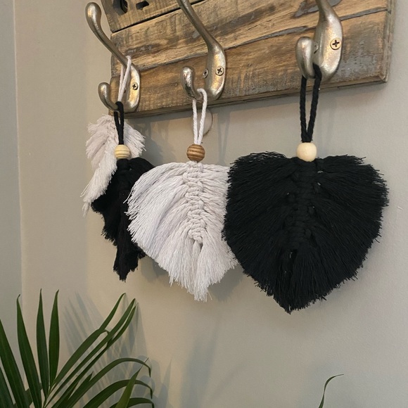 Handmade BLACK Macrame Decorative Leaf 🌵 - Picture 3 of 3